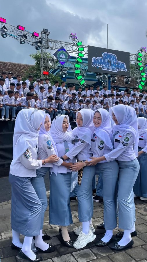 Siswa melakukan praktek